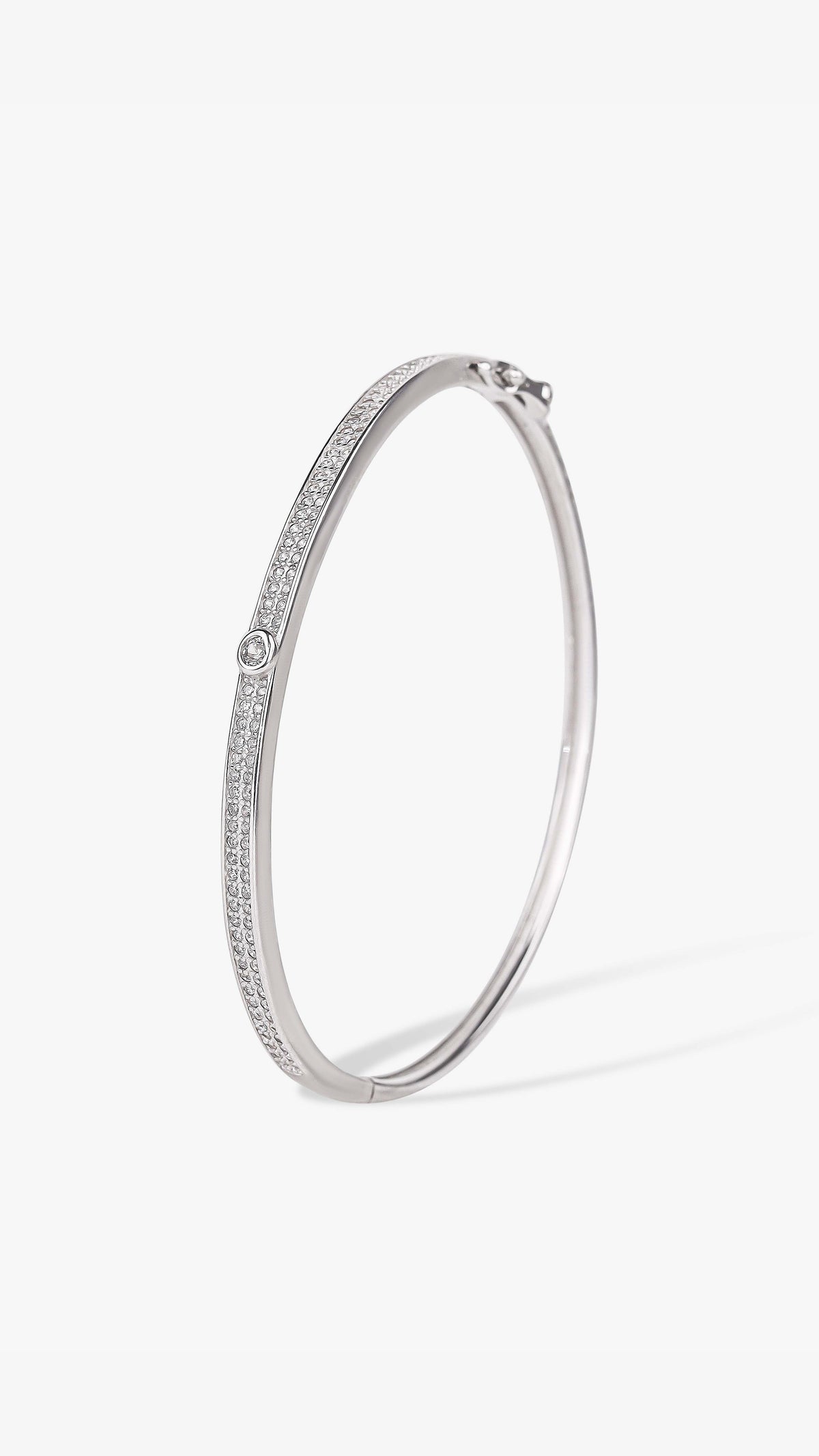 Designer 925 silver pendant chain with simple luxury detailing.