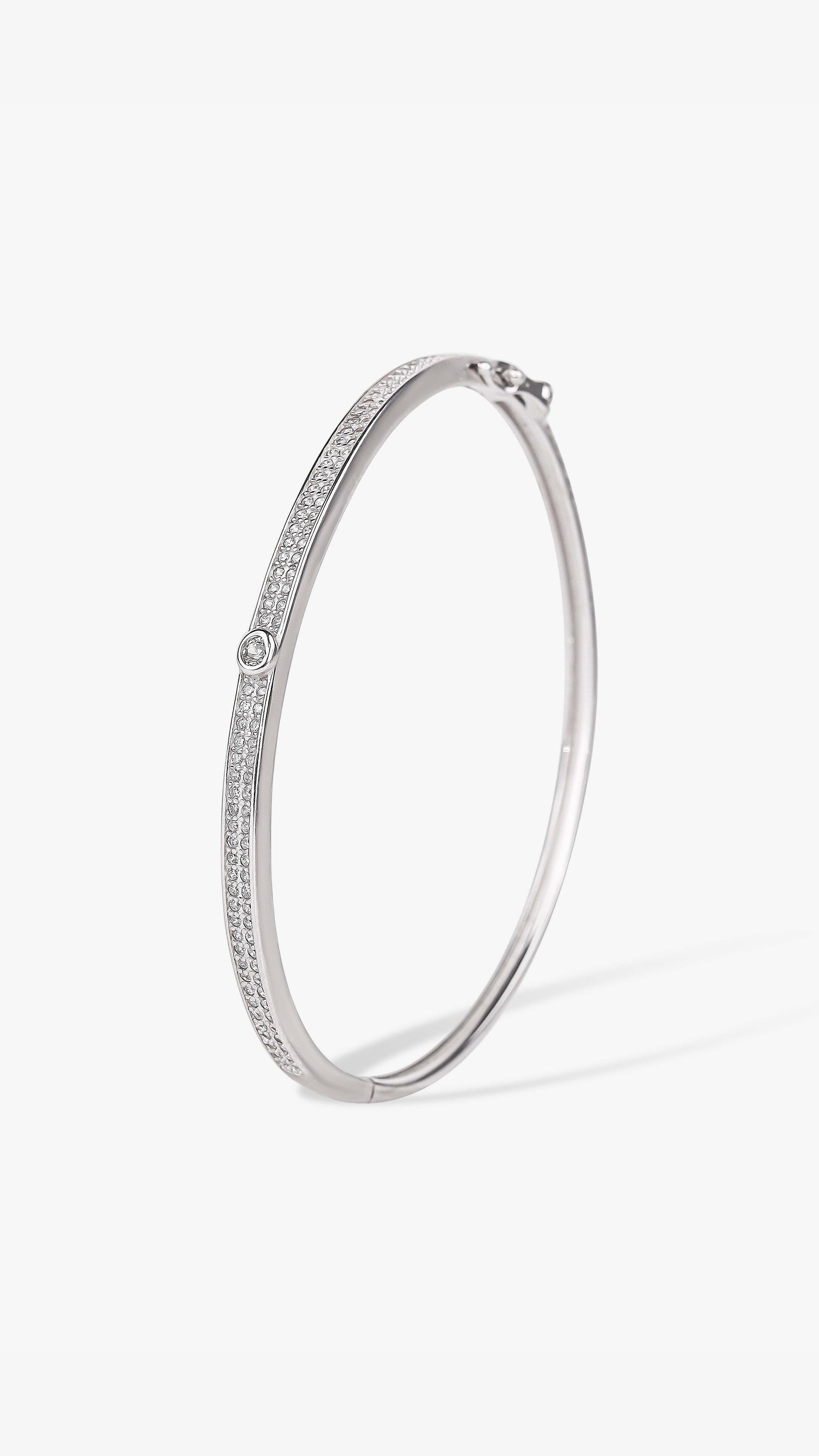 Designer 925 silver pendant chain with simple luxury detailing.